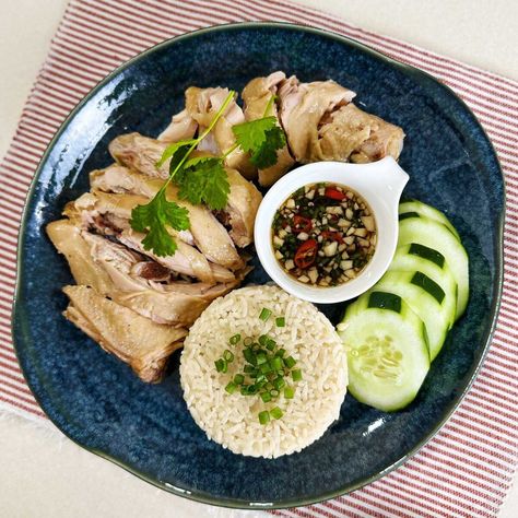 Pandan Chicken, Hainanese Chicken, Cheese Snacks, Asian Inspired Recipes, Chicken And Rice, Asian Cooking, Chicken Rice, Inspired Recipes, Dipping Sauce