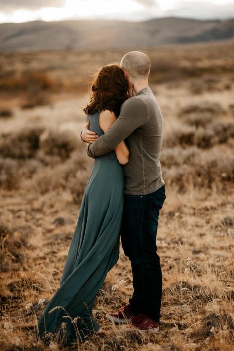 You'll Never Guess Where These Desert Engagement Photos Really Took Place | Junebug Weddings Dr Wedding, Boho Shoot, Engagements Pictures, Desert Engagement Photos, Couples Inspiration, Shooting Couple, Inspiration Photoshoot, Prewedding Photoshoot, Anniversary Shoot