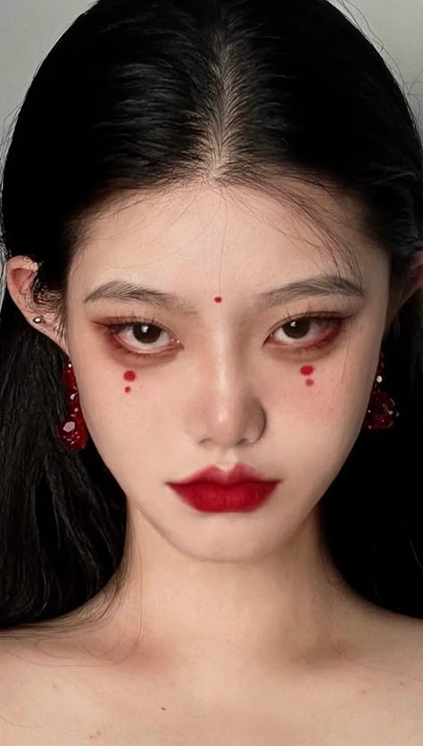 Ancient Makeup Looks, Japanese Halloween Makeup, Japanese Makeup Looks Tokyo Fashion, Dark Red Douyin Makeup, Asian Halloween Makeup, Geisha Makeup Modern, Eye Makeup Japanese, Oni Makeup, Red Under Eye Makeup