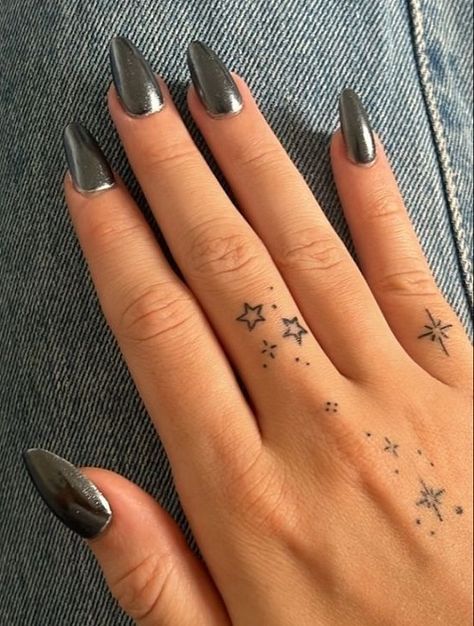 Tatuajes pequeños para mano de mujer Tattoo Main, Toe Tattoos, Tato Minimal, Small Finger Tattoos, Finger Tats, Hand And Finger Tattoos, Pretty Hand Tattoos, Petite Tattoos, Small Hand Tattoos