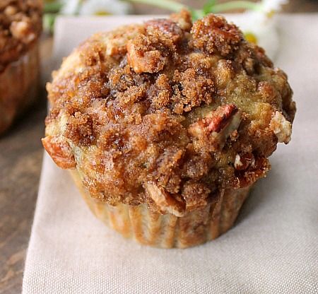 Banana Muffins with Crumb Topping... Moist, soft and full of banana flavor with a crunchy delicious topping that puts this banana muffin over the top. Banana Muffins With Crumb Topping, Making Muffins, Crumb Topping Recipe, Buttermilk Muffins, Muffins Blueberry, Maple Oatmeal, Crumble Muffins, Strawberry Crumble, Banana Oatmeal Muffins