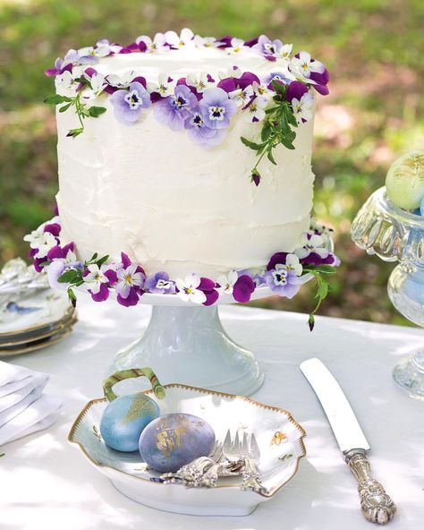 Edible pansies adorning a simple white cake elevate a classic dessert to a springtime showstopper. Find more inspiring décor ideas for your… Simple White Cake, Edible Flowers Cake, Easter Entertaining, Victoria Magazine, Simple Wedding Cake, Pansies Flowers, Classic Desserts, Floral Cake, White Cake