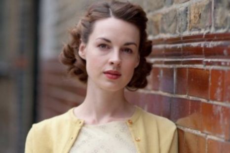 Call The Midwife star, Jessica Raine. Love the hair and make-up! Jessica Raine, 1950s Hairstyles, 50s Hairstyles, Call The Midwife, Spiky Hair, Photo Puzzle, Shoulder Length Hair, Vintage Hairstyles, Hair Dos