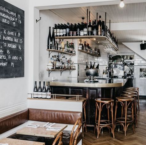 Wine And Pasta, Italian Wine Bar, Wine Store Design, Wine Bar Design, Bistro Interior, Pizzeria Design, Wine Bistro, Bistro Design, Italian Bistro