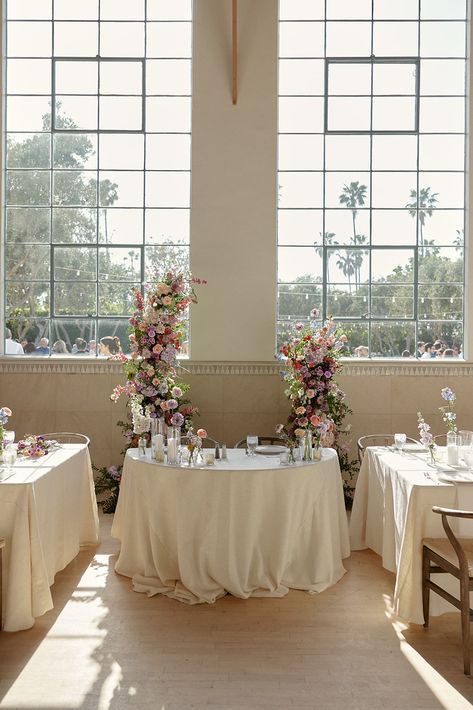 Half Round Sweetheart Table Wedding, Minimalist Sweetheart Table Wedding, Garden Sweetheart Table, Modern Sweetheart Table, Simple Sweetheart Table, Wedding Sweetheart Table Ideas, Sweetheart Table Candles, Sweetheart Table Florals, Grand Gimeno