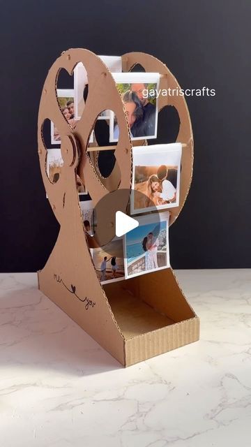 Cute Gifts For Her Diy, Cardboard Ferris Wheel Diy, Useful Things To Make Out Of Cardboard, Photo Wheel Diy, Photo Ferris Wheel Diy, Cardboard Crafts Gifts, Crafts To Make Out Of Cardboard, Art And Craft With Cardboard, Crafts To Make With Cardboard