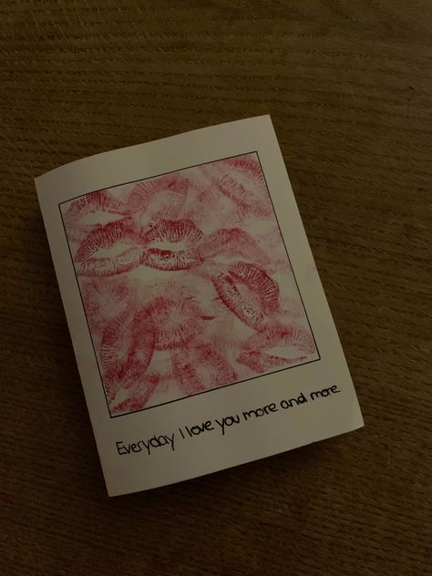 Cute Cards Ideas For Boyfriend, Kissing Card Diy, Handmade Boyfriend Cards, Boyfriend Gifts Kisses, Art For My Girlfriend, Kisses Card For Boyfriend, Card For Him Love, Lil Gifts For Boyfriend, Kisses Cards Aesthetic