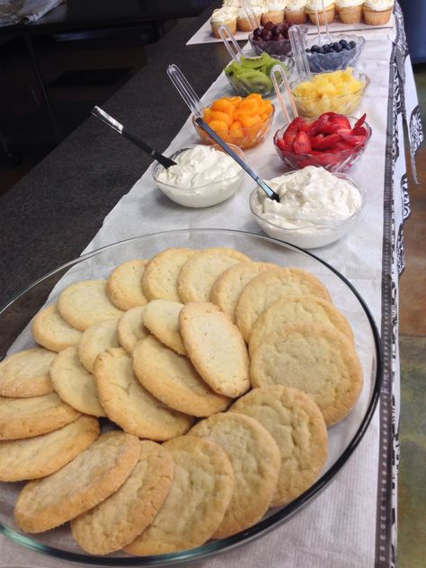 Build your own mini fruit pizza bar. Food for bridal shower Food For Bridal Shower, Mini Fruit Pizza, Pizza Birthday Cake, Fruit Pizza Frosting, Fruit Pizza Bar, Fruit Pizza Designs, Fruit Pizza Crust, Fruit Pizza Sugar Cookie Recipe, Healthy Fruit Pizza