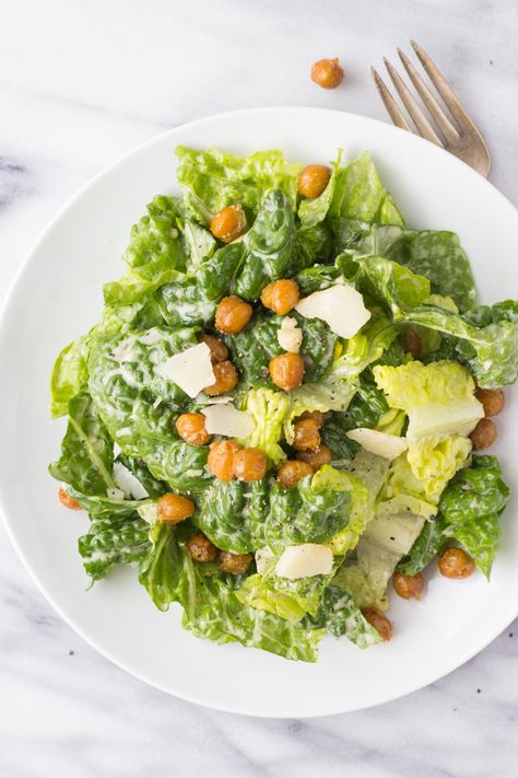 Roasted Chic Peas, Healthy Caesar Salad, Romaine Salad, Caesar Salad Recipe, Healthy Living Recipes, Chick Pea, Crispy Chickpeas, Pea Salad, Salad Toppings