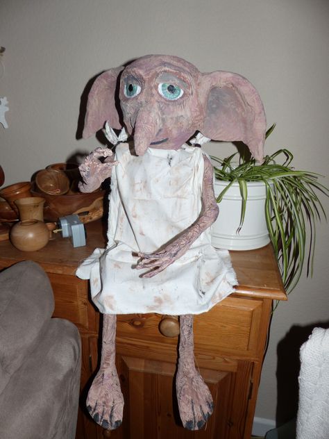 paper mache dobby Paper Mache Harry Potter, Harry Potter Surprise, Diy Harry Potter Christmas, Harry Potter Paper, Harry Potter Pumpkin, Dobby Harry, Scarecrow Ideas, Diy Harry Potter, Dobby Harry Potter