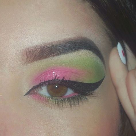 Flora Eye Makeup, Green And Pink Makeup Ideas, Club Eyeshadow Looks, Green 80s Makeup, Flora Winx Club Makeup Looks, Winx Makeup Flora, Pink Green Eye Makeup, Green Pink Eye Makeup, Flora Winx Club Makeup