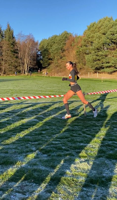 Track Meet Aesthetic, Running Vision Board, Track Girl Aesthetic, Cross Country Aesthetic, Track And Field Aesthetic, Track Aesthetic, Cute Running Outfit, Runner Aesthetic, Runners Body