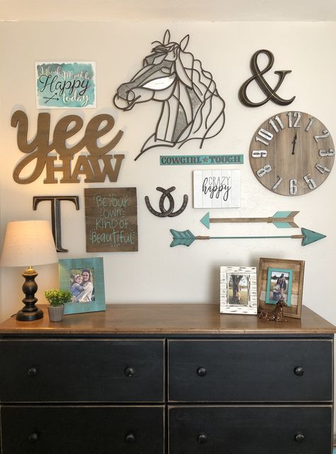 Horse Collage Wall Horse Themed Living Room, Western Horse Bedroom Ideas, Horse Room Ideas, Horse Bedroom Ideas For Teens, Horse Bedroom Ideas, Cowhide Bedroom, Girl Horse Room, Horse Girls Bedroom, Horse Collage