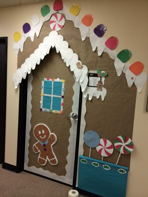 Christmas door decoration.. you could use different colored plates for gumdrops Christmas Dorm, Diy Christmas Door Decorations, Door Decorations Classroom Christmas, Holiday Door Decorations, Bullentin Boards, Diy Christmas Door, Christmas Door Decorating Contest, Christmas Classroom Door, Christmas Door Decoration