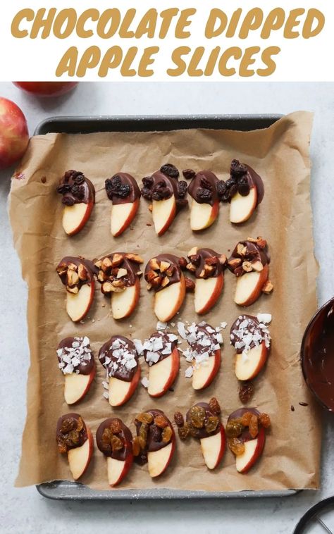 Chocolate Covered Apple Slices, Chocolate Apple Slices, Chocolate Covered Apples Slices, Apple Slice Recipe, Deco Fruit, Kid Friendly Dessert, Chocolate Covered Apples, Apple Snacks, Chocolate Apples