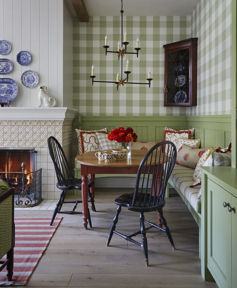 Breakfast room in chic farmhouse kitchen, green gingham wallpaper Red Cabinets, Yellow Cabinets, Wallpaper Kitchen, Cottage Farmhouse, Dining Nook, Kitchen Wallpaper, Kitchen Diner, Wallpaper Living Room, Breakfast Nook