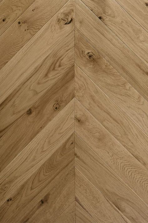 Chambre, salon, cuisine, salle de bain... Le Parquet en Point de Hongrie s'installe dans toutes les pièces ! Le pigment naturel du Chêne Clair soulignera délicatement les ambiances de vos intérieurs. Son Chevron emblématique ponctuera la perspective de vos espaces au travers de son jeu de travées. Son vernis mat préserve le Chêne contre l’usure et les éraflures. Sourcing en circuit-court et issu de forêts durablement gérées. Point de Hongrie Chêne Massif Venise, collection Rituel. Le Point, Architecture Design, Architecture, Design