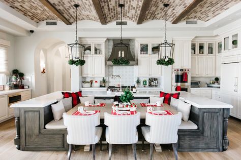 Christmas Dream Home | TomKat Decorating | The TomKat Studio Blog White Gloss Kitchen, Model Dapur, Fun Room, Farmhouse Living Room Decor Ideas, Built In Seating, Farmhouse Kitchen Design, Classic Kitchen, Gorgeous Kitchens, Farmhouse Decor Living Room