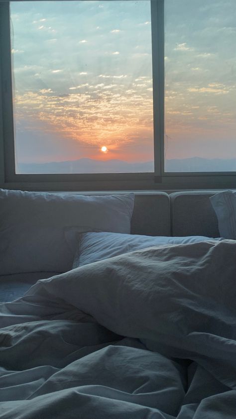 Sunrise aesthetic room Winter Sunrise Aesthetic, Soft Morning Aesthetic, Morning Aesthetic Sunrise, Morning Sunrise Aesthetic, Morning Shots, Breezy Aesthetic, Sunrise Pics, Serene Aesthetic, Winter Arc