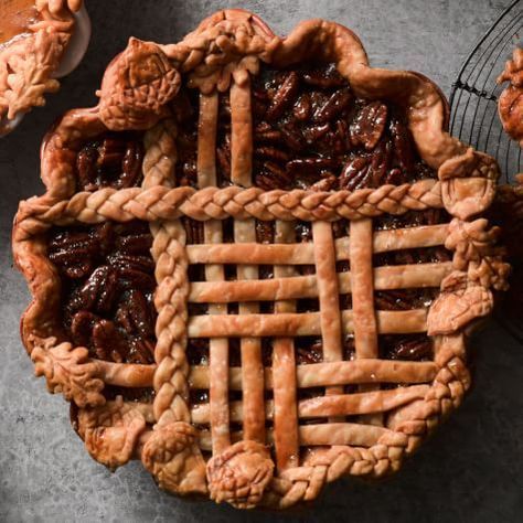 Pecan Pie | Williams Sonoma Crust pattern! Pecan Pie Decorative Crust, Decorate Pecan Pie, Pecan Pie Crust Designs, Decorated Pecan Pie, Pecan Pie Decoration, Pecan Pie Design, Fancy Pecan Pie, Pecan Pie Recipes, Pie Decor