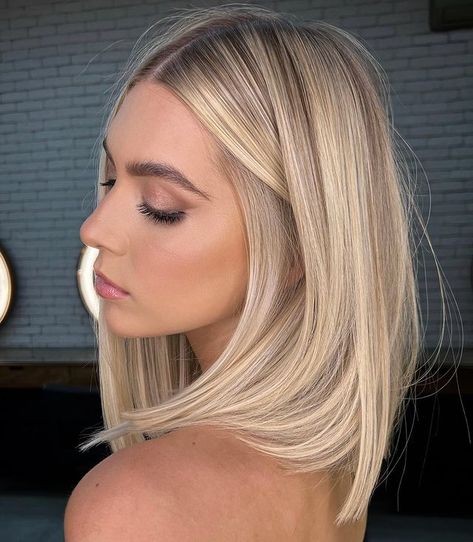 Summer Blonde Hair 2023: Stay Beach-Ready with Stunning Color Trends Chin Length Haircuts, Summer Blonde Hair, Summer Blonde, Straight Blonde Hair, Light Blonde Hair, Honey Blonde Hair, Dark Blonde Hair, Blonde Hair Inspiration, Blonde Hair Looks