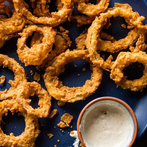 Ultimate Extra-Crunchy Onion Rings | Cook's Country Crispy Onion Rings, Batch Meals, Crunchy Corn, Cooks Country, Onion Rings Recipe, Cooks Country Recipes, Donut Toppings, Cookie Toppings, Caramel Tart