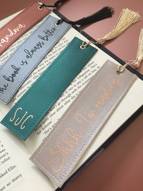 Diy Faux Leather Projects, Cricut Bookmarks, Faux Leather Bookmark, Pochette Diy, Leather Bookmarks, Idee Cricut, Sewing To Sell, Projets Cricut, Custom Bookmarks