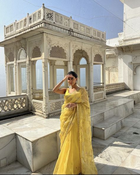 Desi Party Vibes Aesthetic, Desi Wear Aesthetic, Latest Wedding Guest Outfits Indian, Udaipur Aesthetic Outfits, Indian Wear Poses, Indian Clothes Aesthetic, Yellow Saree Look, Sari Aesthetic, India Outfits