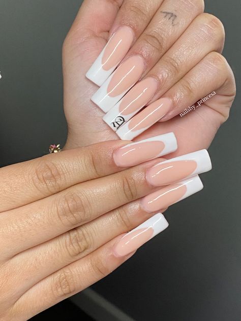 Acrylics With Letter On Ring Finger, White French Tip Nails With Letter, Nail Ideas With The Letter J, Letter E On Nails, Letter On Acrylic Nails, Acrylic Nails Letter Design, White Nails With Letter, French Tip Nails With Letter, Nails With A Letter On Them