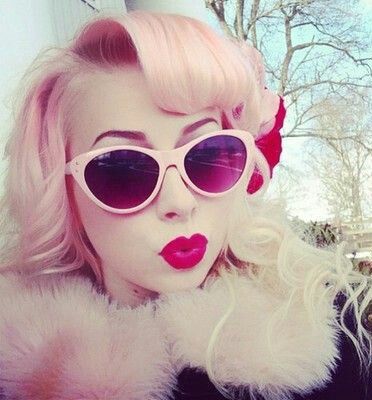 Meka Maraschino, Curled Bangs, Hair Curled, Rockabilly Girl, Rockabilly Hair, Pinup Style, Retro Hair, Rockabilly Style, Pink Shades