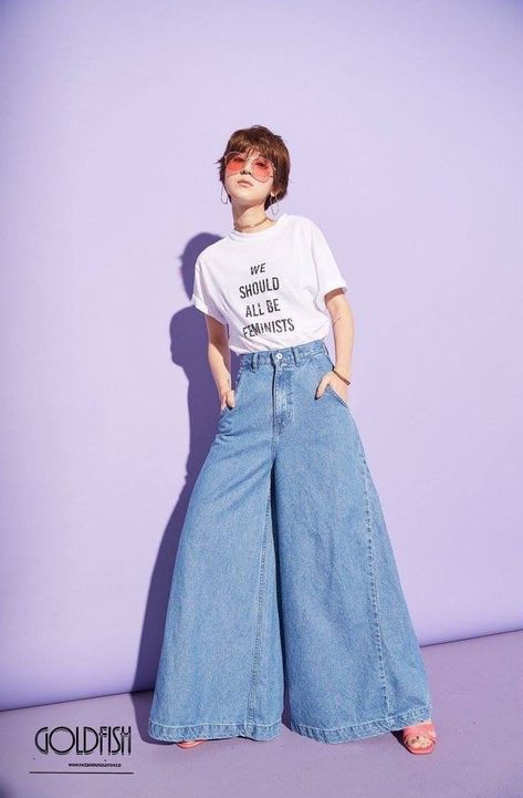 Cropped Palazzo Pants, New Grunge, 70s Women Fashion, Ropa Upcycling, Moda Denim, Simple Gowns, Denim Jeans Fashion, Estilo Hippie, Moda Jeans