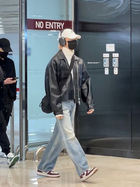 Hyunjin Street Fashion, Hyunjin Best Outfits, Hwang Hyunjin Outfits Casual, Skz Airport Outfit, Skz Fashion Style, Kpop Idol Winter Outfit, Hyunjin Casual Outfits, Hyunjin Fashion Style, Kpop Airport Fashion Male