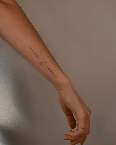 Arm Tatoos Woman, Star Tattoo Arm, Pretty Tattoo Ideas, Tattoos Pulseras, Tattoo 2024, Pretty Tattoo, Tiny Wrist Tattoos, Small Girly Tattoos, Tattoo Spots