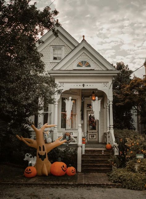 halloween | home decor | spooky decorations Halloween Exterior Decor, Halloween Exterior, New Orleans Halloween, American House, Halloween Haunted Houses, Halloween News, Spooky Decor, Halloween Pictures, Halloween Home Decor