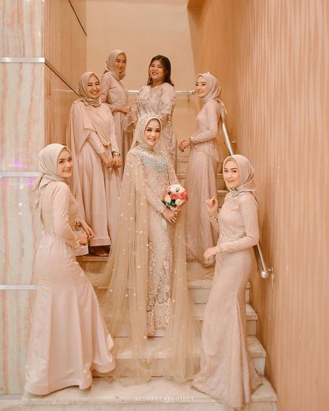 Kondangan|Kebaya|Bridesmaid on Instagram: “Hi squads of kondangan.. 😁😁 - Have an inspiration of kondangan style with your squad?? Let us know by sharing it to us... 👉@kondangansquad…” Bridesmaid Dresses Hijab Weddings, Hijab Bridesmaid Dress, Hijab Bridesmaid, Bridesmaid Dresses Hijab, Kebaya Bridesmaid, Muslim Wedding Hijab, Wedding Dresses Muslim, Baju Kahwin, Kebaya Wedding