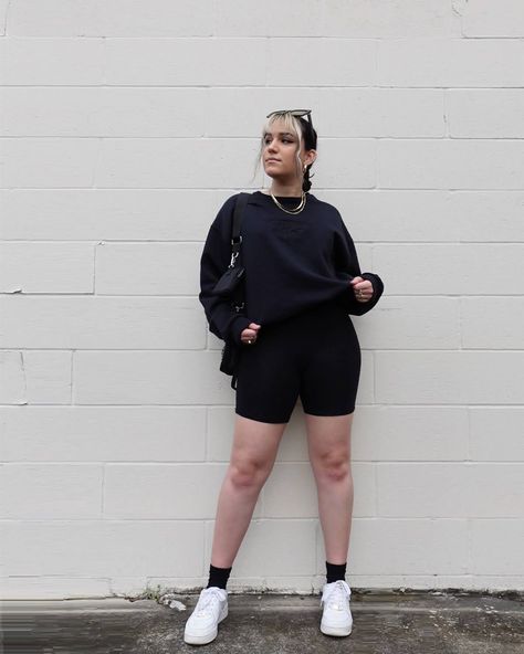 Crewneck Biker Shorts Outfit, Biker Shorts And Sweatshirt Outfit, All Black Athleisure, Shorts And Sweatshirt Outfit, Style Oversized Sweatshirt, Tomboy Summer, Black Long Sleeve Outfit, Casual Pullover Outfit, Oversize Outfits