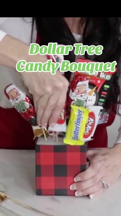 Olivia's Romantic Home on TikTok Diy Candy Centerpieces, Making A Candy Bouquet, How To Make A Candy Bouquet, Candy Bouqet, Christmas Candy Bouquet, Candy Bouquet Ideas, Diy Candy Bouquet, Make A Candy Bouquet, Candy Boquets