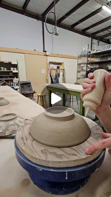 How To Make Ceramic Bowls, Glazed Pottery Bowls, Ceramic Bowl Decoration, Slip Designs Pottery, Ceramic Glazing Ideas, Pottery Decorating Ideas, Pottery Bowl Designs, How To Make Ceramic, Pottery Lessons