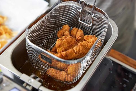 We put six deep fryers through rounds of tests to find the ones that preformed the best, were the most efficient, and were the easiest to use and clean. Crunchy Food, Perfect French Fries, Best Deep Fryer, Deep Fried Pickles, Frozen Chicken Wings, French Fries Recipe, Deep Fryers, Crispy French Fries, Frozen French Fries