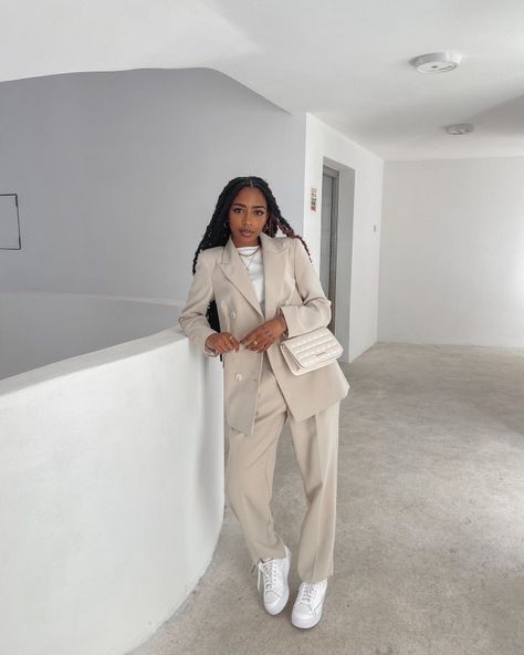 . Cute Casual Work Outfits, Summer Business Casual, Suits And Sneakers, Summer Business Casual Outfits, Smart Casual Women, Business Professional Outfits, Comfy Casual Outfits, Mode Zara, Look Formal