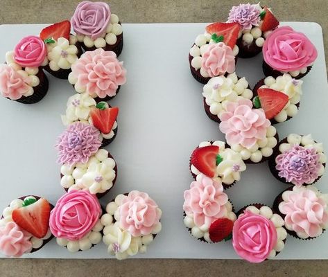 Buttercream Cupcake Frosting, Amazing Birthday Cakes, Sweet 16 Sleepover, Cakes For Teenagers, Flower Cupcake Cake, 50th Birthday Cupcakes, Number Birthday Cakes, Starbucks Cake, 14th Birthday Cakes