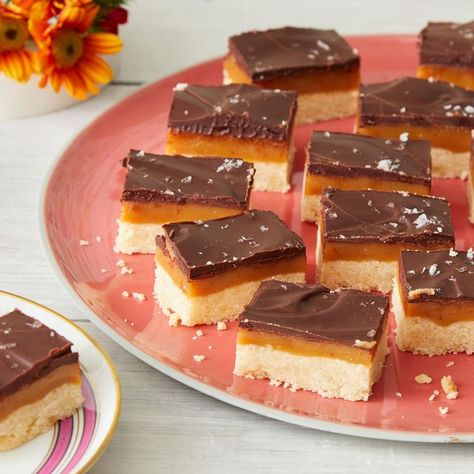 Millionaire Shortbread Recipe, Shortbread Bars Recipes, Millionaire's Shortbread, Bake Sale Treats, Caramel Shortbread, Millionaire Shortbread, Shortbread Bars, Shortbread Recipes, Caramel Candy