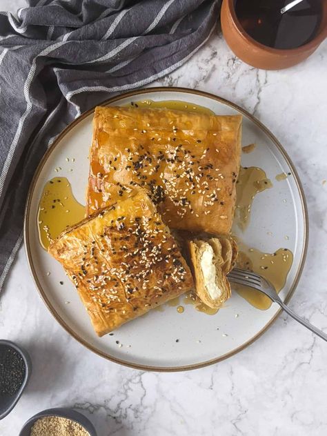 Baked feta cheese wrapped in phyllo pastry, drizzled with golden honey and topped with sesame seeds is an appetizer to impress. This is an easy-to-make appetizer that requires only a handful of ingredients and it will take you just 10 minutes to prepare. Enjoy! Baked Feta Cheese, Veggies Snacks, Phyllo Pastry, Easy To Make Appetizers, Baked Feta, Cheese Wrap, Baking With Honey, Quick And Easy Meals, Party Dips