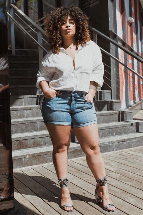 I Hate Wearing Denim Shorts, But These Outfits Are Changing My Mind Plus Size Airport Outfit, Denim Shorts Outfits, Overall Shorts Outfit, Denim Shorts Outfit Summer, Earrings For Summer, Ripped Jeans Outfit, Denim Street Style, Denim Shorts Outfit, Sparkly Accessories