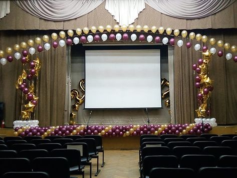 Graduation Auditorium Decoration Ideas, Stage Decorations For Graduation, Graduation Stage Decor, Stage Decorations For College Fest, Pinning Ceremony Decorations, Balloon Stage Decorations, Convocation Decoration, Graduation Stage Decorations, Graduation Stage Design