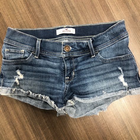 Hollister Jean Shorts Like New Condition, Never Worn! Outstanding Condition Sexy Shorts For The Summer And Heat Wave! Bin 1ab Hollister Outfits Aesthetic, Jean Shorts Aesthetic, Holister Shorts, Downtown Pants, Victorious Outfits, Hollister Clothes, Jean Short Shorts, 2000s Jeans, Low Rise Jean Shorts