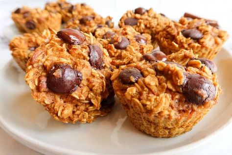 Pumpkin Chocolate Oatmeal Cups | Foodtalk Pumpkin Baked Oatmeal, Gluten Free Peach Cobbler, Oatmeal Chocolate Chip Muffins, Chocolate Chip Mug Cake, Pumpkin Oatmeal Cookies, Fun Breakfast, Baked Oatmeal Cups, Easy Apple Pie, Oatmeal Cups