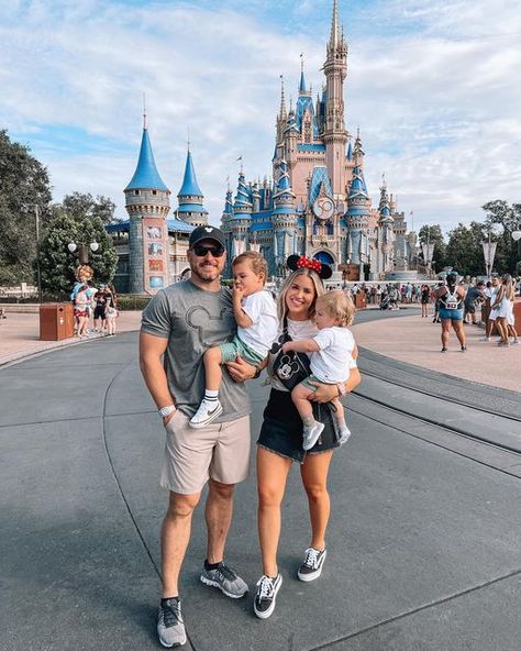 Family At Disney, Disneyland Family Trip, Disney Family Picture Ideas, Family At Disneyland, Family Disney Photos, Disneyland Family Photos, Disneyland Family Pictures, Disney Family Pictures, Magic Kingdom Family Photos