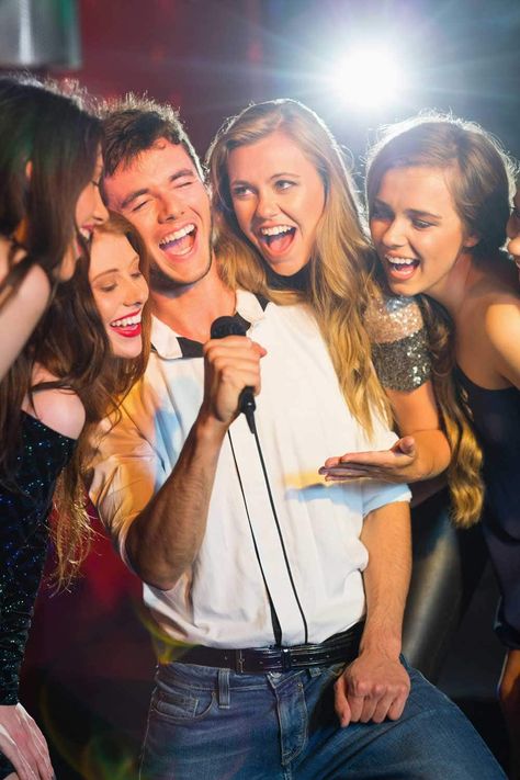 Mohamed Bin Salman, Friends Singing, Karaoke Room, Singing Karaoke, Karaoke Party, Karaoke Songs, Happy Friends, Song List, Comedy Show