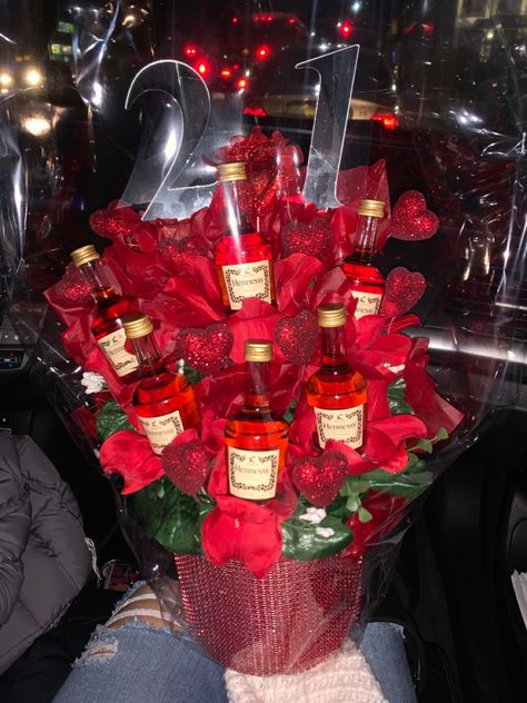 Hennessy Gift Ideas For Him, Alcohol Flower Bouquet, Alcohol Valentines Gift, Drink Bouquet, Diy Alcohol Gifts, Alcohol Basket, Diy Father's Day Gift Baskets, Booze Bouquet, Alcohol Bouquet